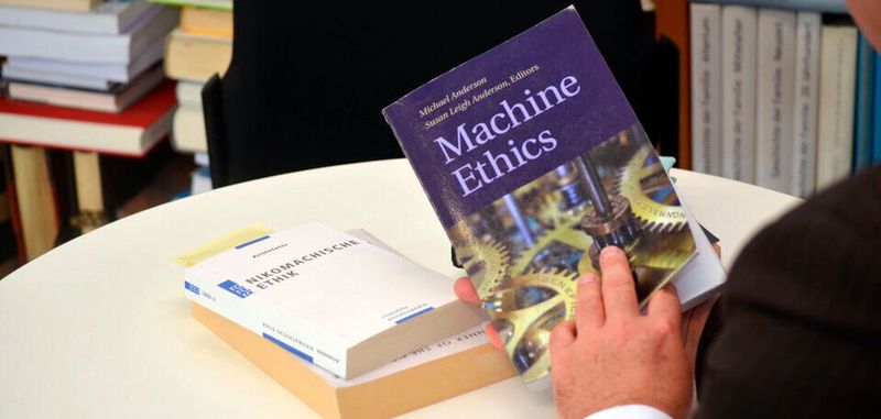 In der Maschinenethik geht es um die Fragen: "Ist eine Maschine möglicherweise Subjekt von ethischen Handlungen? Kann sie ethisch denken? Oder kann eine Maschine so programmiert werden, dass sie nach ethischen Gesichtspunkten ihre Art von Funktion daran anpasst, dass ethische Gesichtspunkte beim Funktionieren dieser ganzen Vorgänge berücksichtigt sind?"