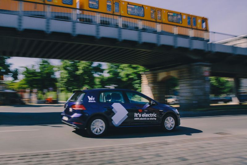 Eine neue Studie der Unternehmensberatung A.T. Kearney stellt den ökologischen Nutzen von Carsharing-Angeboten wie etwa Volkswagens „We Share“ in Frage
