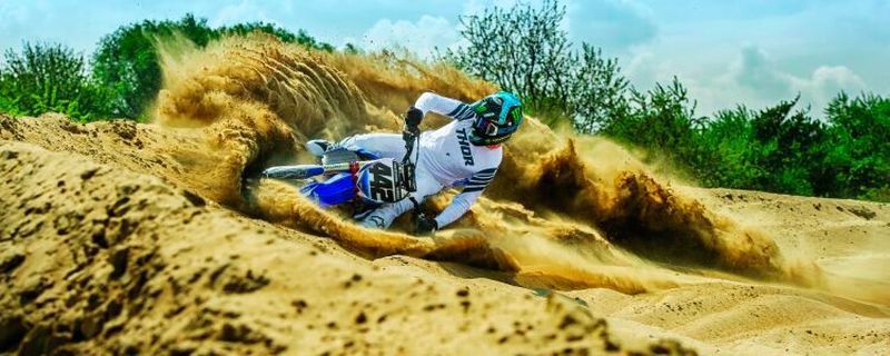 Die enge Zusammenarbeit von Produktdesignern und aktiven MX-Piloten wie Adrien van Beveren, Clement Desalle, Cooper Webb, und Dylan Ferrandis formte die neue Thor Herbst 2020-Kollektion.