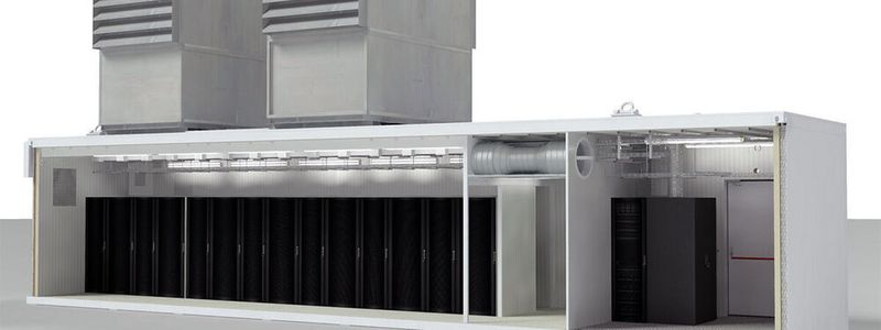 Das Bild gehört zum „MRZ“ von ITecon im Industriegebiet von Mainz-Hechtsheim. Die Rechenzentrumsanlage wurde 2018 erstellt und ist seit Anfang 2019 produktiv. In der ersten Ausbaustufe wurden zwei Rechenzentrumsmodule realisiert, weitere sechs Module können je nach Bedarf auf dem mehrfach gesicherten Gelände installiert werden.