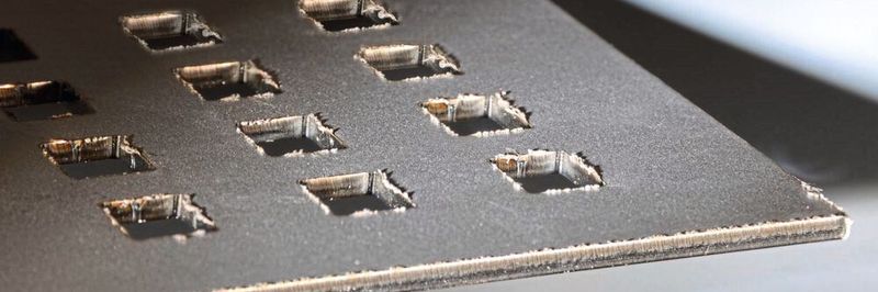 Die gratbehafteten und scharfen Schnittkanten stellen eine Verletzungsgefahr dar und beeinträchtigen die Qualität nachfolgender Prozesse.