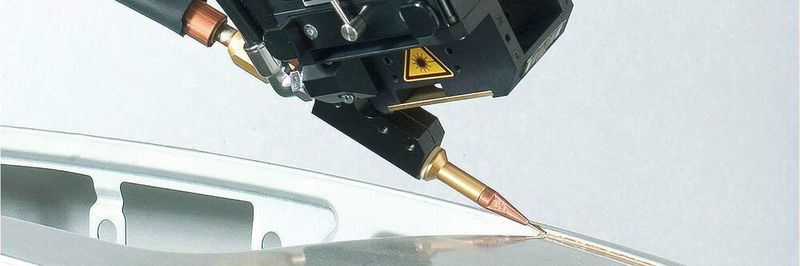 In contrast to welding, a laser does not melt the base material during soldering. Instead, it is merely wetted by the filling material. The two joining partners are connect at the micro level. This is an important characteristic, because a fusion of both materials would lead to an increased susceptibility to corrosion.