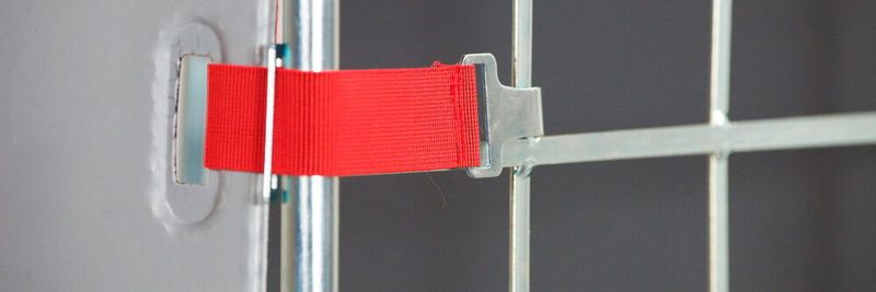Statt Meter um Meter Folie als Transportsicherung um den Rollbehälter zu wickeln, sichern seitlich zwei hochbelastbare Strukturkammerplatten die Ware bei Spar, die einfach in das fest verbaute Gestänge eingehängt werden.