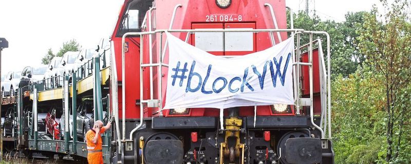 Aktivisten stoppen Autozug in Wolfsburg.