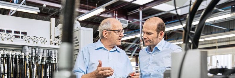 Peter Schmid (links) und Bernhard Zbären (rechts) leiten gemeinsam die Abteilung „Mobile Systems“ bei der Bucher Hydraulics AG Frutigen in der Schweiz.