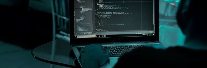 Software Engineering setzt sich aus vielen Teilbereichen zusammen. Wer die teils zusammenhängenden, teils unterschiedlichen Techniken und Designmethoden kennt, ist in der Lage, von Grund auf stabile, rundum solide Software zu entwickeln.