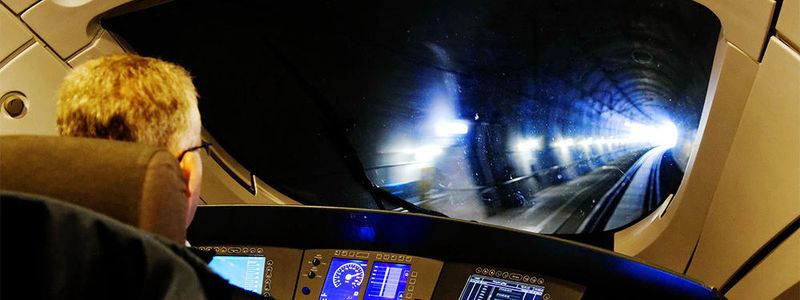 Die Deutsche Bahn will auch mit der Digitalisierung des gesamten Schienennetzes die Kapazitäten für den Zugverkehr deutlich erhöhen. Die Umrüstung auf ETCS Level 2 (European Train Control System) in Kombination mit Digitalen Stellwerken ist die Basis, um die Schienen künftig um bis zu 20 Prozent aufnahmefähiger zu machen, mit ETCS Level 3 sogar um bis zu 35 Prozent. Das Bild zeigt einen ETCS-geführten ICE-Zug zwischen Erfurt und Halle/Leipzig im Bibratunnel.