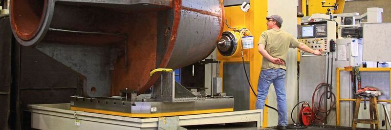 Bearbeitung einer großen Stahl-Hydraulikzylinder-Schweißkonstruktion für eine der Wagstaff-Produktlinien für den Aluminiumguss.