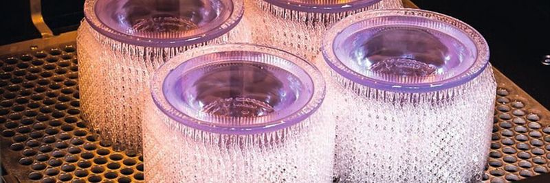 Im Stereolithografie-Verfahren gefertigte transparente Bauteile.
