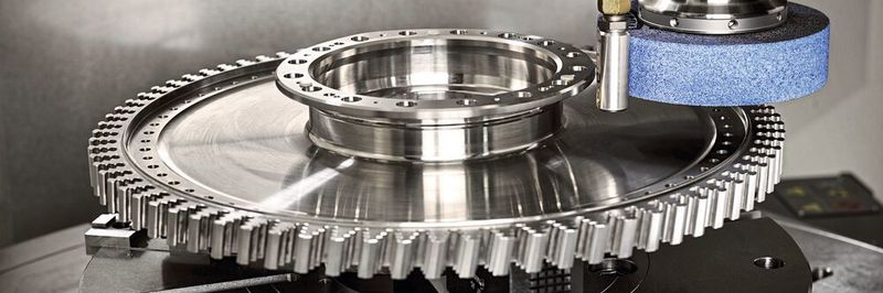 Auf einer DMC 65 FD Monoblock zeigt DMG Mori die Programmierung unterschiedlicher Schleifarten mittels seiner exklusiven Technologiezyklen.