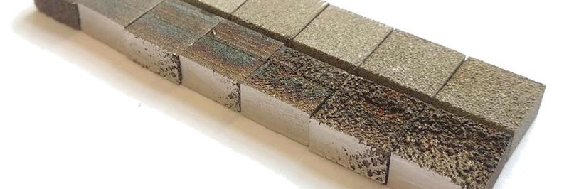 Die Qualität jener Oberflächen, die mit dem NewGen SLM Powder bedruckt wurden (obere Reihe), ist im Vergleich zum herkömmlichen Pulver um ein Vielfaches höher.