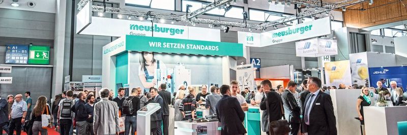 Am Messestand von Meusburger können sich die Besucher nicht nur über Materialien und Normteile informieren, sondern auch digitale Assistenten ausprobieren.