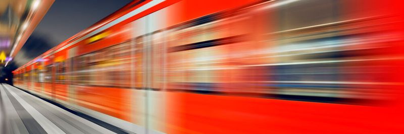 Wer als Komponentenhersteller im Bahnsektor mitmischen will, muss die Gesetzmäßigkeiten des Bereichs gut kennen. Denn es gibt spezielle Normen und Zulassungen, die eigens für diese Branche entwickelt wurden.