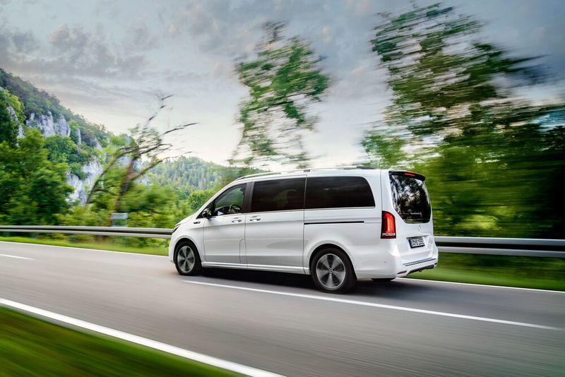 Die V-Klasse von Mercedes kommt auch mit E-Motor.