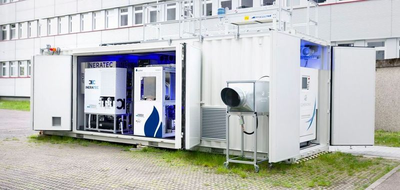 Kompakt in einem Container kommt die Anlage des KIT unter, die aus Kohlenstoffdioxid und Ökostrom Kraftstoff herstellt.