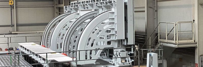 Vier Drehkränze bewegen den 10 Meter langen Werkstückträger mit dem zu bearbeitenden Bauteil um 90°.