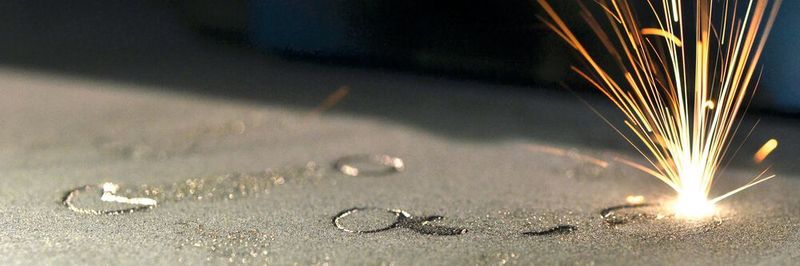 Mit Lasertechnik lassen sich patientenspezifische Medizinprodukte wie Zahnimplantate additiv fertigen. Hierbei trägt die regelmäßige Prüfung des Laserstrahls wesentlich zur Prozesssicherheit bei.