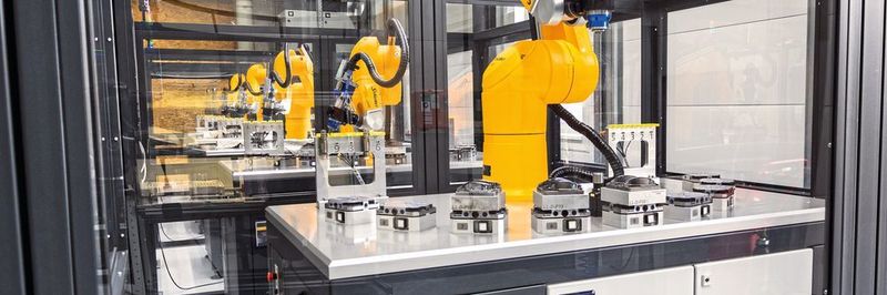 Fünf Stäubli-Roboter polieren Keramikspangen für Gangwahlhebel. Die Präzision der Bearbeitung wird durch die Werkzeuglängenmessung mit dem Werkzeug-Messtaster Z-Nano von Blum gewährleistet.