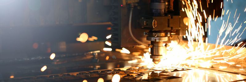 Eine Woche länger dauert es bei Metallverarbeitern im Schnitt, bis sie ihre Rechnungen begleichen.