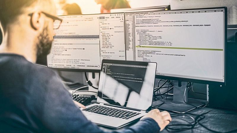 Volkswagen bildet seit dem Frühjahr 2019 in seiner „Fakultät 73“ Softwareentwickler selbst aus.