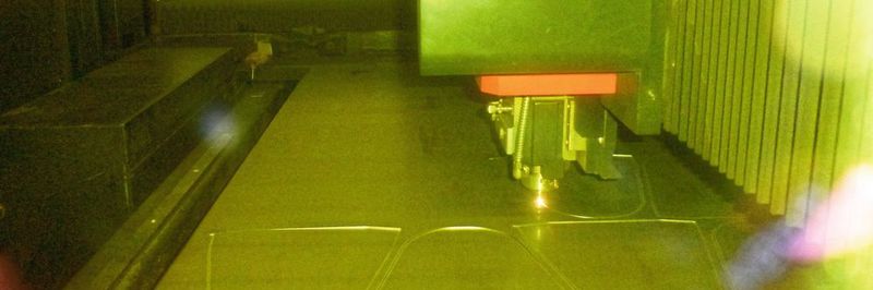 Der Hochleistungs-Faserlaser von Mazak Optiplex Fiber III arbeitet mit 8 kW.