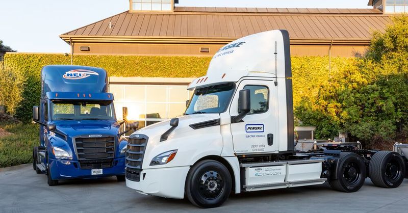 Die beiden elektrischen Lkw E-Cascadia gehen in den Praxistest, Daimler lieferte sie an zwei amerikanische Kunden aus.