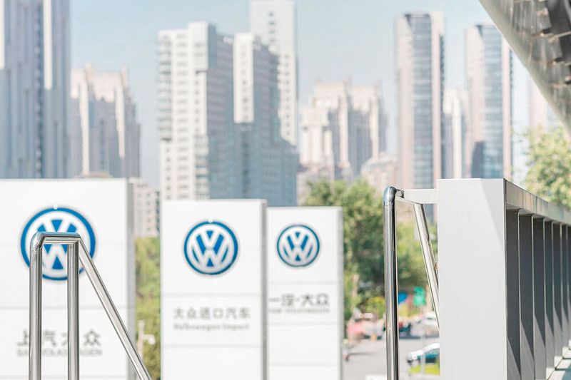 VW prüft dem Vernehmen nach mögliche Investitionen in China, um sich dort den Zugang zu Schlüsseltechnologien im Bereich der Elektromobilität zu sichern.