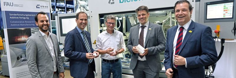 Projektstart von FAB-Weld am 01.08.2019 (von links): Christian Wiesner (Fit Additive Manufacturing Group), Prof. Dr.-Ing. Dietmar Drummer (LKT), bayerischer Wissenschaftsminister Bernd Sibler, Tobias Beiß und Jürgen Lochner (bielomatik).