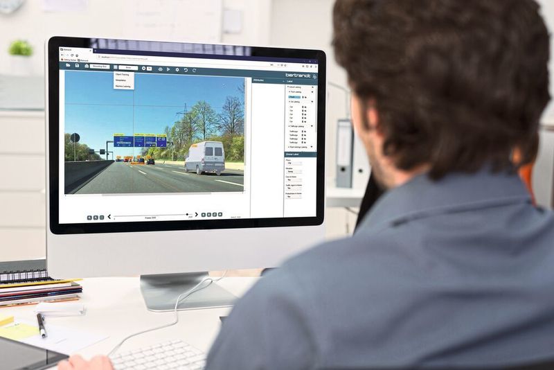 Bertrandt hat eine Automatisierungssoftware entwickelt, bei der Objekte aus Kameradaten, wie beispielsweise Verkehrsteilnehmer, auf einem Bild oder einer Bildsequenz lokalisiert und klassifiziert werden.