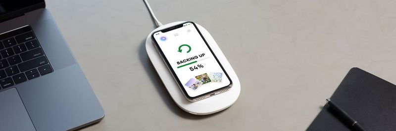 Laden und speichern: der Sandisk iXpand Wireless Charger macht's möglich.