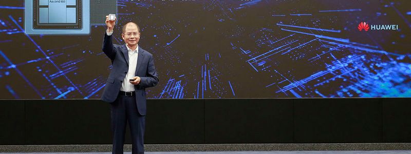 Eric Xu, der derzeitige Chef von Huawei (einer von drei, die sich gegenseitig ablösen) präsentiert in Shenzen den KI-Prozessor „Ascend 910“, mitsamt Roadmap.