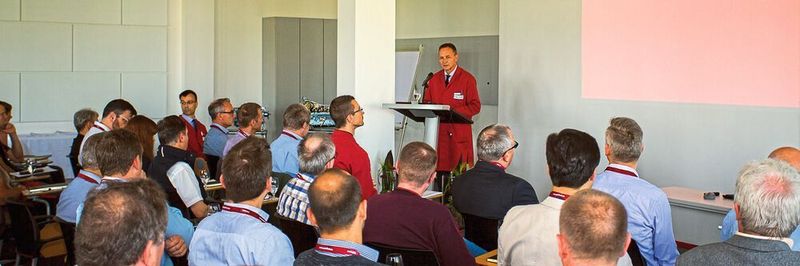 Die mehr als 80 Besucher des Profiroll-Technologie-Meetings werden von Geschäftsführer Dr. Stephan Kohlsmann begrüßt.