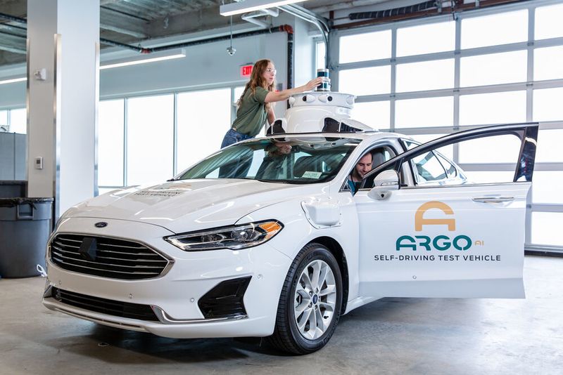 Die Testfahrzeuge von Argo AI haben große Aufbauten auf dem Dach. Mit umfangreicher Sensorik wird das Umfeld der Fahrzeuge überwacht.
