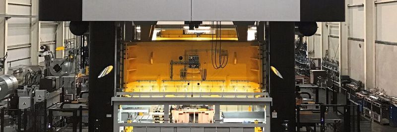 Die neue 1600-t-Servopresse dient der wirtschaftlichen Herstellung von mittelgroßen Karosserieteilen aus Stahl und Aluminium mit einem Einsatzgewicht zwischen zwei und fünf Kilogramm.