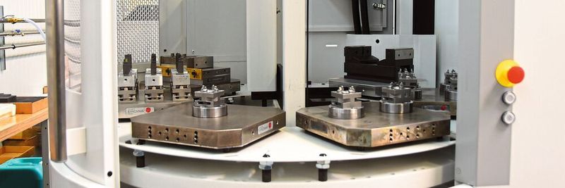Der Palettenwechsler der Mikron Mill S 600 U hat sieben Positionen. Pro Palette können – abhängig von der Größe – bis zu zwölf Werk-
stücke eingespannt werden. Grafit und Stahl können flexibel und ohne manuelle Eingriffe bearbeitet werden.