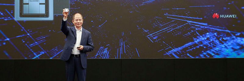 Eric Xu, der derzeitige Chef von Huawei (einer von drei, die sich gegenseitig ablösen) präsentiert in Shenzen den KI-Prozessor „Ascend 910“, mitsamt Roadmap.
