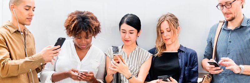 In Deutschland dürfte der Umsatz mit Smartphones 2019 einen neuen Rekordwert erreichen. Bei den Stückzahlen gibt es voraussichztlich aber nur ein leichtes Plus. Weltweit schwächelt der Markt ein wenig.