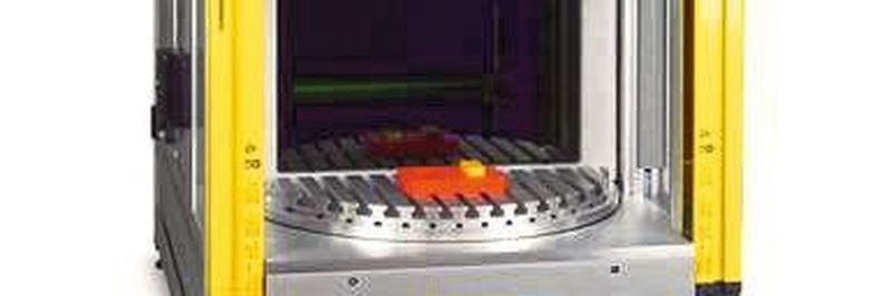 Während auf der einen Seite des Rundtakttisches RT400 ein Werkstück mit dem Laser beschriftet wird, kann er auf der anderen Seite be- oder entladen werden.
