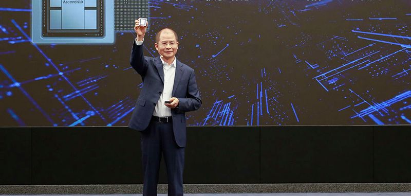 Eric Xu, der derzeitige Chef von Huawei (einer von drei, die sich gegenseitig ablösen) präsentiert in Shenzen den KI-Prozessor „Ascend 910“, mitsamt Roadmap.