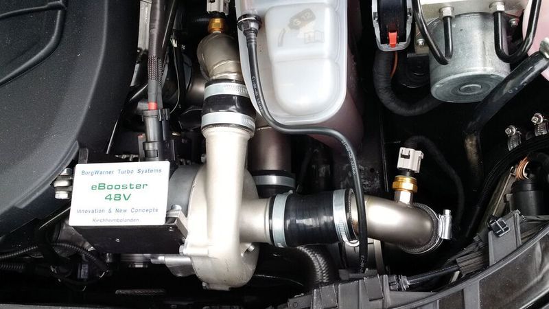 Die Elektrifizierung des Antriebsstranges nimmt zu und erlaubt weiter optimierte Verbrennungsmotoren. Ein Beispiel dafür ist der elektrische Verdichter, der den Motor auch bei geringen Drehzahlen auflädt.