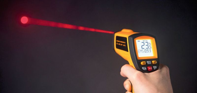 Sensorik: Ein per Handdruck oder Berührung justierbares Infrarot-Laserthermometer.