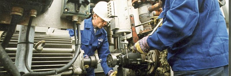 Die Praxis zeigt, dass sich speziell in der Großindustrie die Instandhaltungsphilosophie in den letzten Jahren maßgeblich verändert hat: Personal wird reduziert, der Know-how-Verlust führt zu schlecht geplanten oder unzureichend umgesetzten Pumpen-Instandhaltungen. Das Ergebnis entspricht dann meist nicht der erwarteten Kostenreduktion, sondern führt häufig zu steigenden Instandhaltungskosten sowie einem erhöhten Risiko für ungeplante Anlagenstillstände oder Totalausfälle! Das Management darf die Instandhaltung nicht als Kostenblock sehen, sondern muss sie als Maßnahme zur Werterhaltung von Assets begreifen.