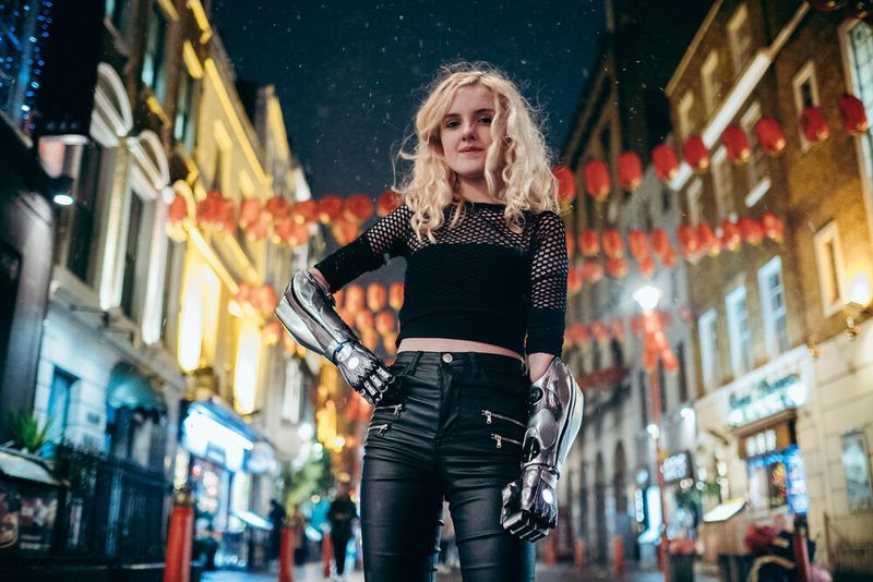 Tilly Lockey trägt eine 3D-gedruckte Prothese.