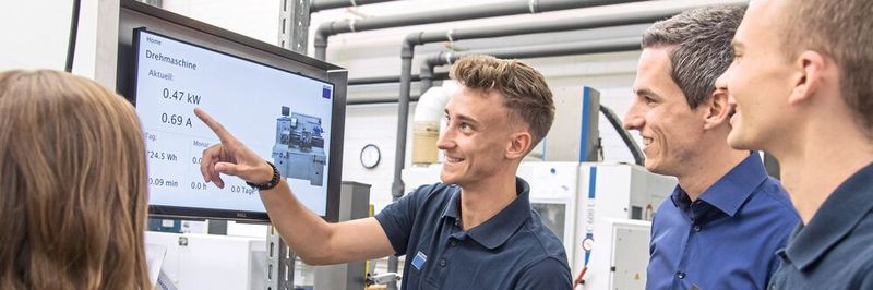 In der Trumpf-Lehrwerkstatt arbeiten Auszubildende aus verschiedenen Bereichen zusammen unter der Leitung von Daniel Stannard, dem Ausbilder für die Industrie 4.0 (2. v.r.).