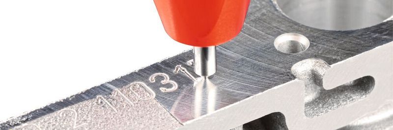 Mit dem neuen Nadelprägewerkzeug von Gravostar können auch hochbeanspruchte Teile auf der CNC-Maschine beschriftet werden.