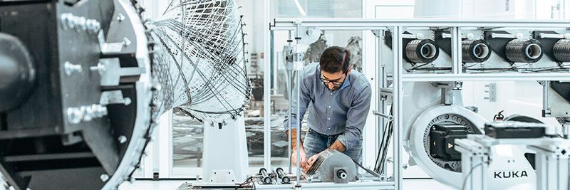 KUKA Roboter fertigt innovative Bauteile
