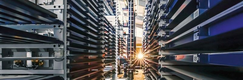 Für die Installation des Lagers war eine Fläche unter der Dachschräge der Werkhalle vorgesehen. Dort hat Stopa das rund 25 m lange und 5,5 m breite System in eine Grube gesetzt, um die von Busalt geforderte Zahl an Lagerplätzen unterbringen zu können.