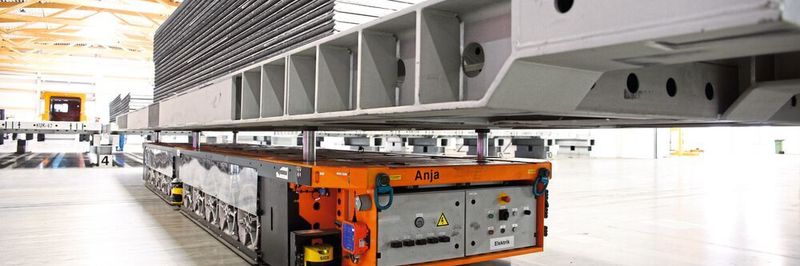 Die mobilen Transportplattformen Omni Move von Kuka bewegen sich autonom zum Arbeitsplatz.