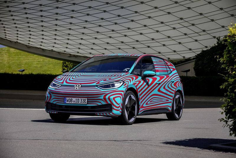 Noch leicht getarnt: der VW ID 3.