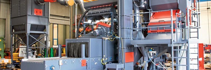 Die Drahtgurt-Durchlaufstrahlanlage RDGE 1250-4-F hat Rösler mit zahlreichen Komponenten, zum Beispiel einem Magnetseparator, an die Anforderungen der Gießerei angepasst.